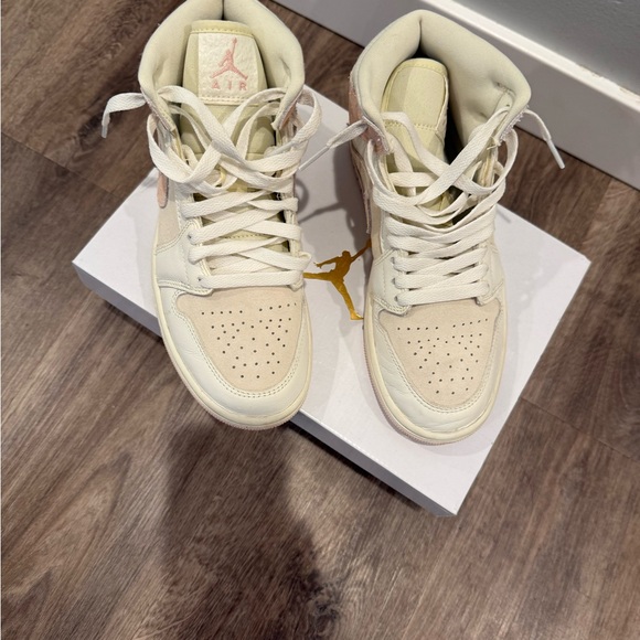 WMNS AIR JORDAN 1 MID SE - Size 7 - UK 4.5 - Picture 3 of 11